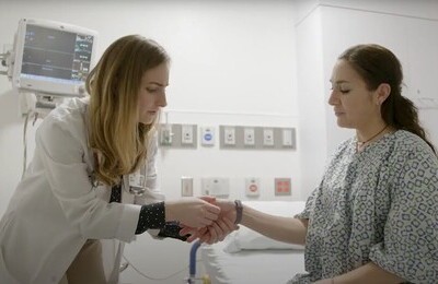 Кодирование Аквилонг в Дальнегорске Врач держит пациентку за руку