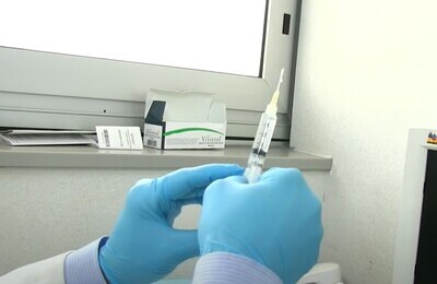 Проведение кодирования Вивитролом в Дальнегорске Шприц с Вивитролом в руках у врача